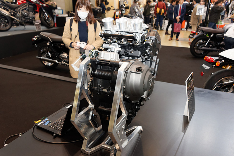 トライアンフのブース。2019年シーズンからのMoto2エンジンサプライヤーに決まったこともあり、そのベースとなるSTREET TRIPLE RSの3気筒エンジンを展示