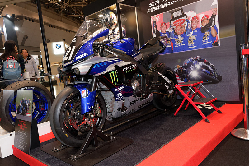 2017年の鈴鹿8耐の覇者、21号車にまたがれる