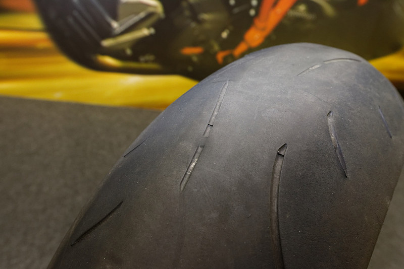 従来製品の「SPORTMAX Roadsport」。スリップサインが見えている