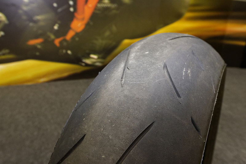 新しいSPORTMAX Roadsport 2は、従来製品よりも溝がまだまだ残っている