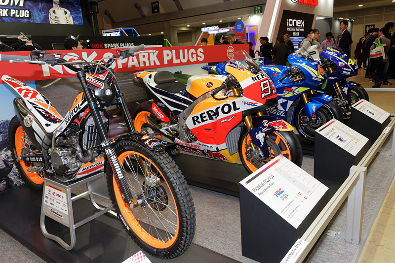 MotoGPマシンが並ぶ