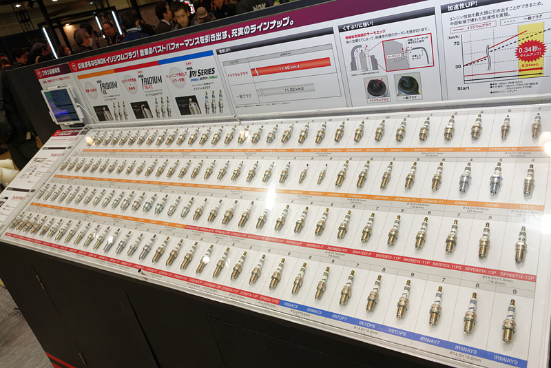 サイズ、シリーズ違いのスパークプラグがぎっしり