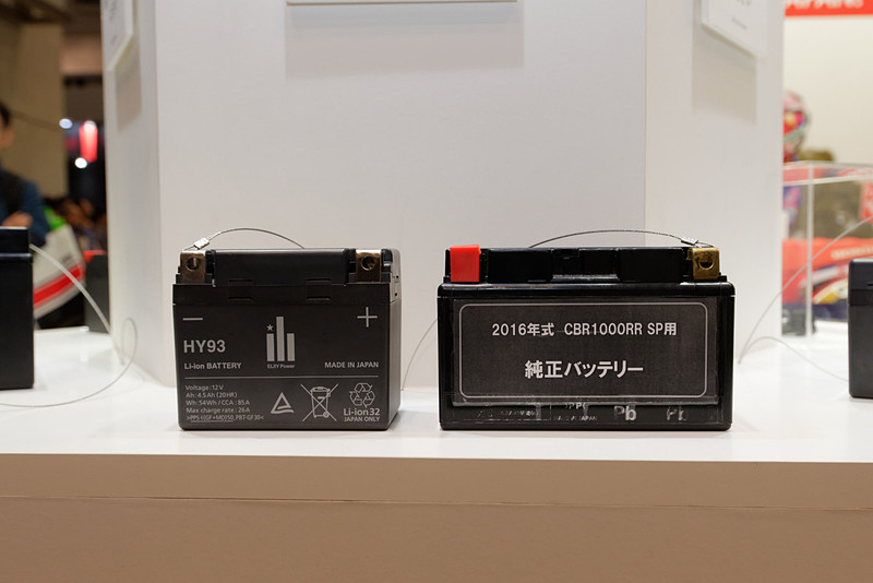 左がエリーパワーのリチウムイオンバッテリー、右が従来型の鉛バッテリー