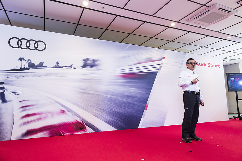 チーム紹介を行なう斎藤社長