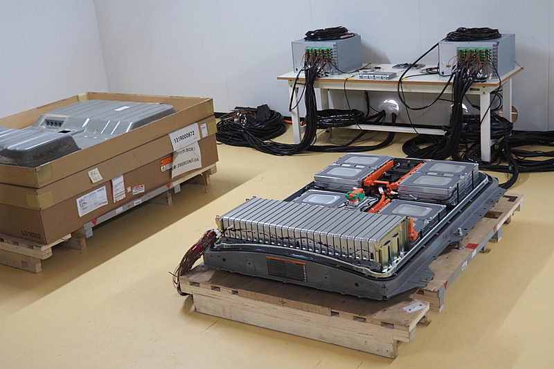 恒温室で性能分析を行なう。ケースを開けている