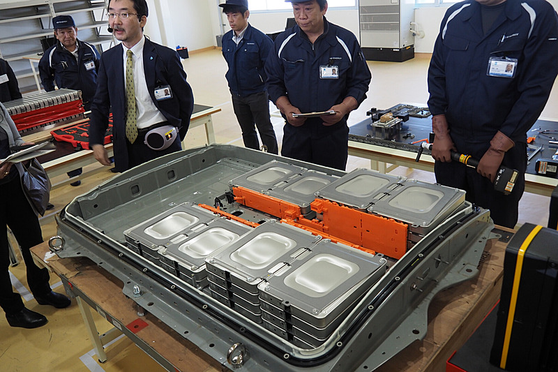 ケースの分解を行ない、モジュールを露出させる