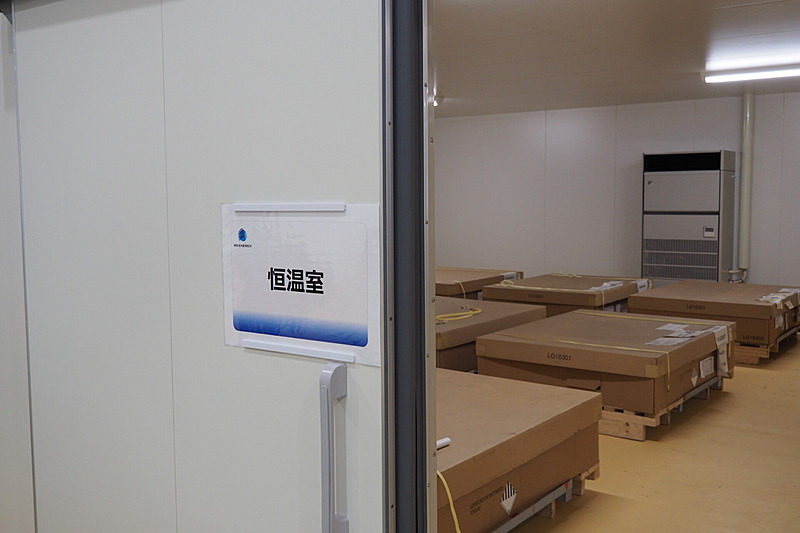 性能分析を行なう恒温室。内部にはバッテリーが運び込まれている