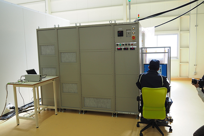 性能分析のためバッテリーの充電を行なう設備