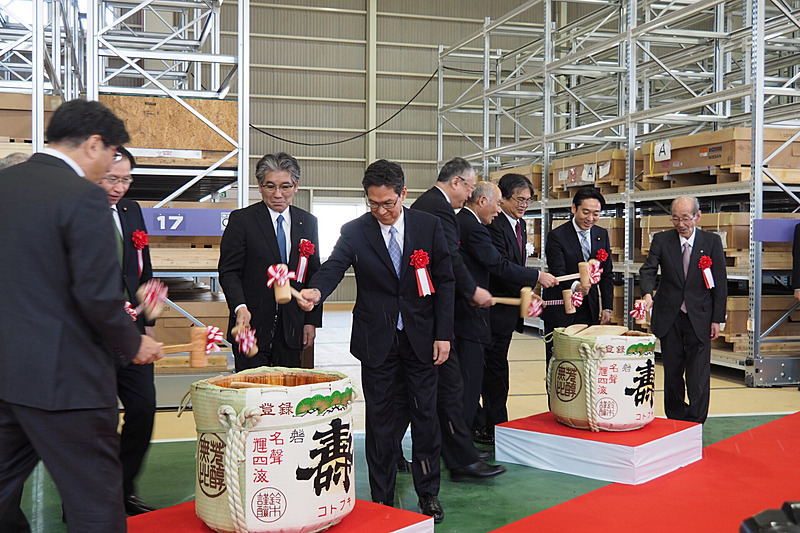 鏡開きが行なわれた。酒は浪江町に蔵元があった鈴木酒造の「磐城壽」