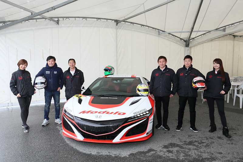 土屋氏をはじめとするModuloに関わるチームのドライバー4人とModuloスマイルの2人