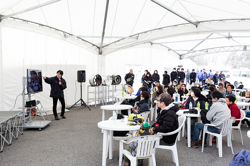 試乗前、ブリーフィングで参加者にModuloとModulo Xについて解説