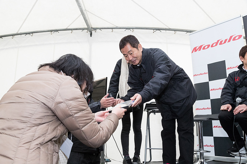 トークショーの終わりにはジャンケン大会でプレゼント。参加者全員にお土産も配布された