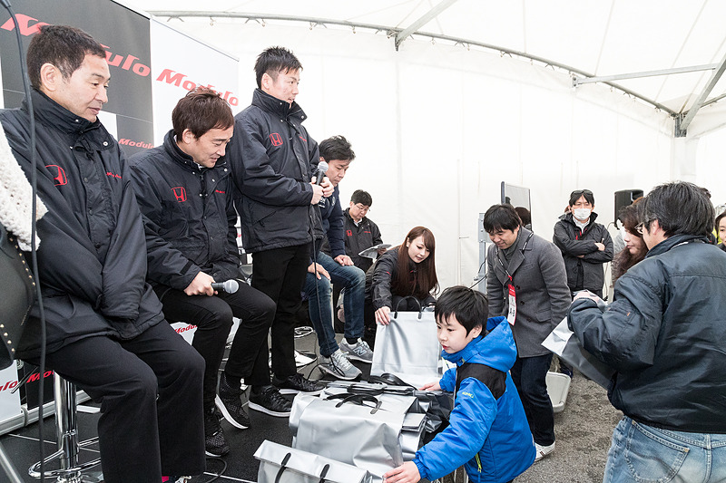 トークショーの終わりにはジャンケン大会でプレゼント。参加者全員にお土産も配布された