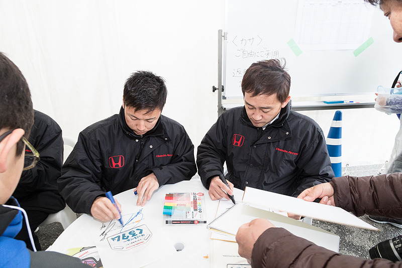 イベントの合間やトークショーの後にサイン会やドライバーとの記念撮影会も開かれた