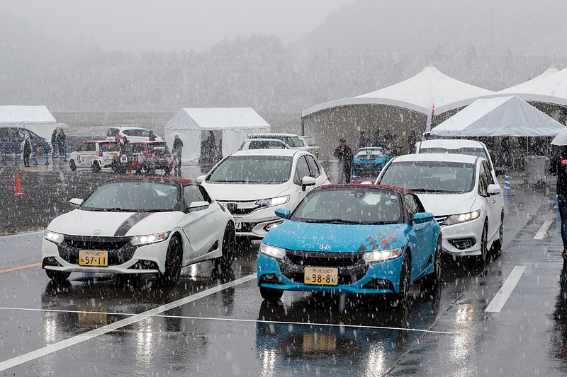 試乗会だけでなく、4人のレーシングドライバーによる同乗走行も