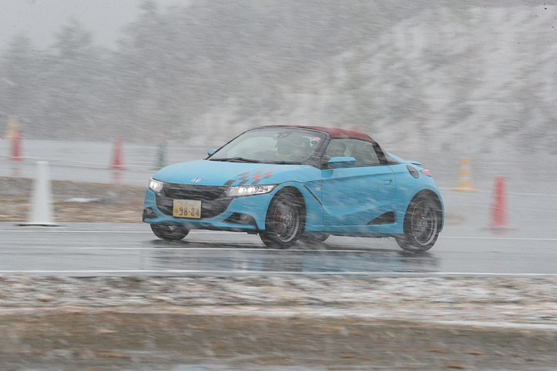 同乗した参加者からは、一様に「ものすごいG。プロのテクニックを体感できた」と感動の声