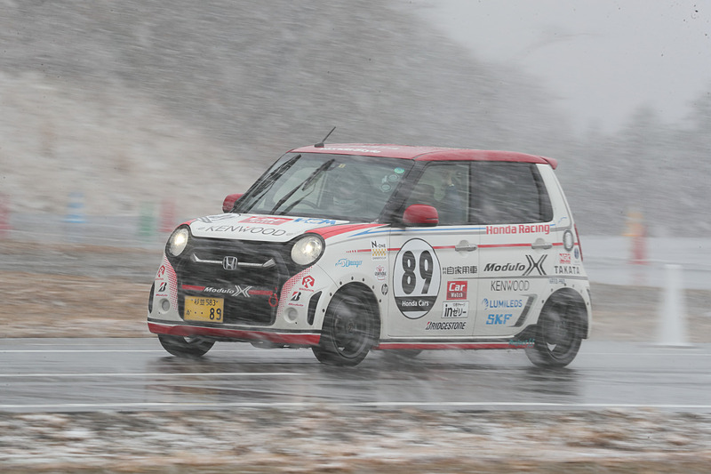 「コーナーでひっくり返りそうな勢いだったが、それでも常に安定していた」というコメントも