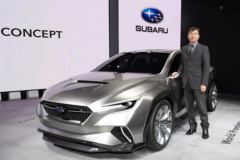 日本初公開となるワゴンモデルのコンセプトカー「SUBARU VIZIV TOURER CONCEPT」。車両の脇に立つのは株式会社SUBARU 商品企画本部 デザイン部 デザイン部長の石井守氏