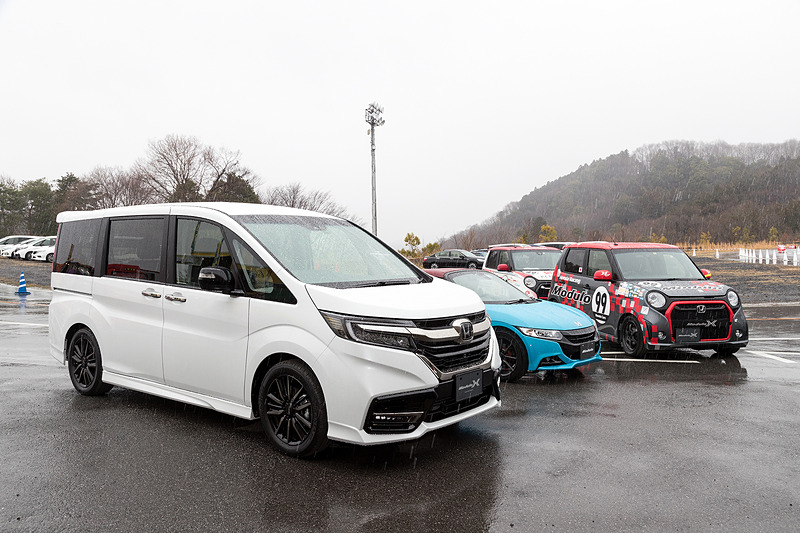 メインテント前にはModuloカラーの「NSX」をはじめ、東京オートサロンにも出展された新型ステップワゴンをベースにした「ステップワゴン Modulo X Concept」「N-ONE CHUMSコラボ」「T880」などが展示されていた