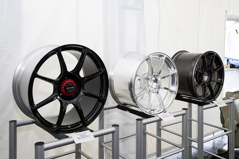 「Modulo KENWOOD NSX GT3」が装着するModulo製のレーシングホイールや、市販されている「NSX」向けのアルミホイール「MR-R03」も展示
