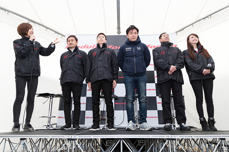 ホンダアクセスの福田氏、松岡氏による解説が終わると、今度はゲストの土屋圭市氏、道上龍選手、松浦孝亮選手、大津弘樹選手、そして水村さんとともにModuloスマイルを務める安藤麻貴さんがステージに上がり、それぞれ参加者に向けてひと言ずつ挨拶を行なった