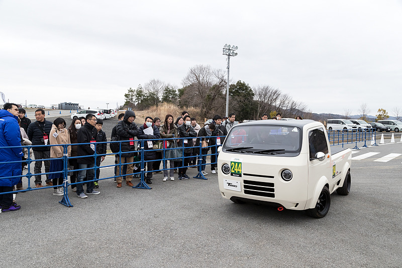 試乗前のコースでは、ホンダアクセスが製作したコンセプトカー「T880」がデモラン。走る姿が見られる機会は滅多にない