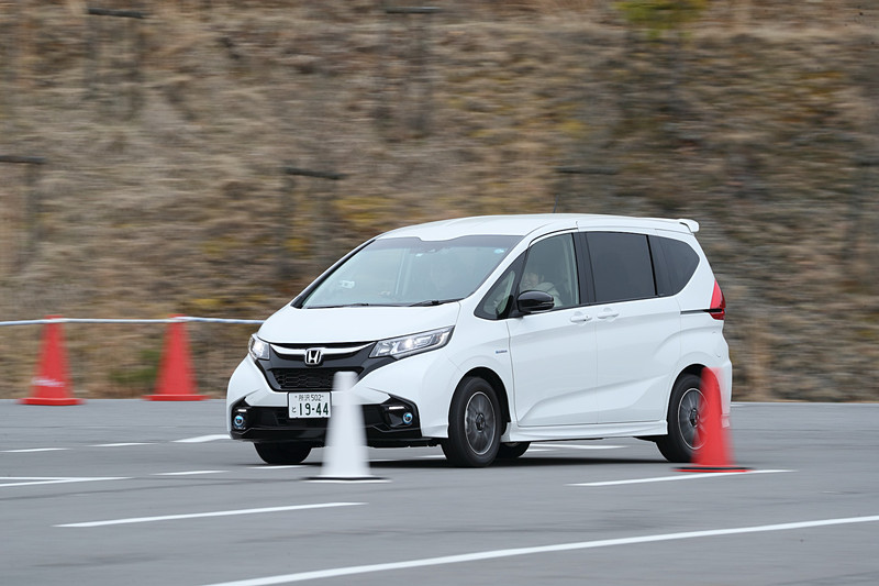 フリード Modulo Xはスポーティカー並みのフィーリングということ。写真からクルマの姿勢を見ても「攻め込んでいる」のは分かる。わずか2周の試乗だが、その短時間でもドライバーに「ここまでさせてしまう」くらい乗りやすいクルマなのだ