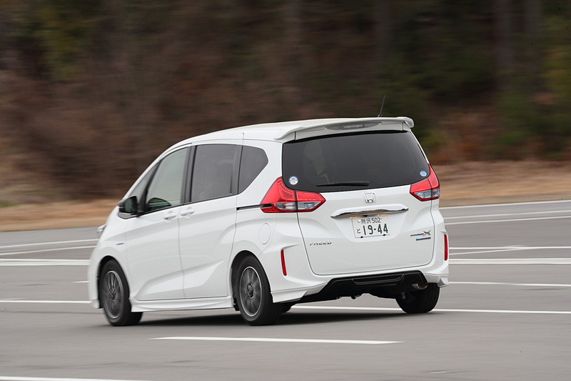 標準車（写真左、ナンバーが825）との比較。傾き具合から走り（たくなる気持ち）の違いが分かる