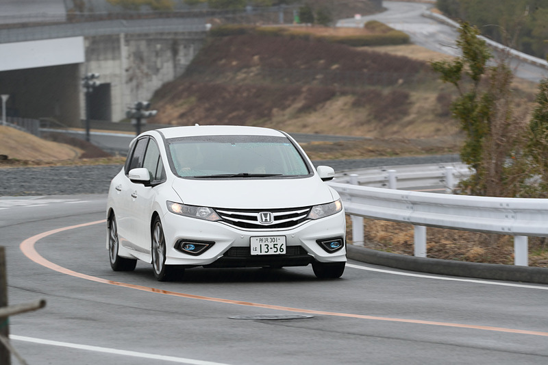 外周路を走るジェイド RS Modulo仕様