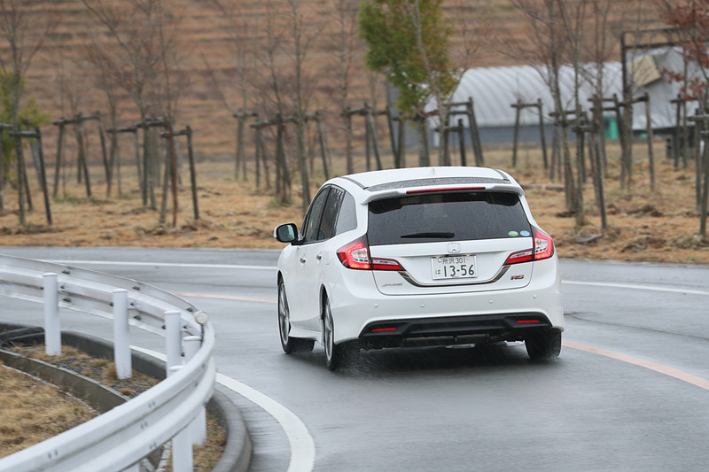 外周路を走るジェイド RS Modulo仕様