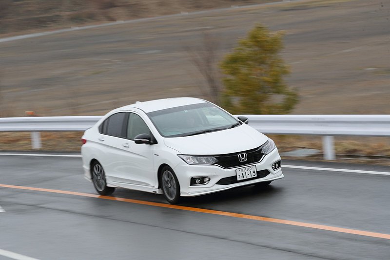 外周路を走るグレイス Modulo仕様