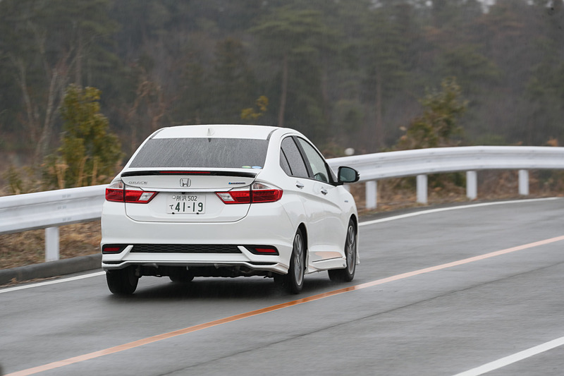 外周路を走るグレイス Modulo仕様