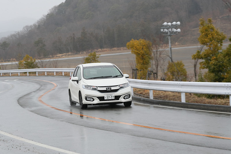 外周路を走るフィット Modulo仕様