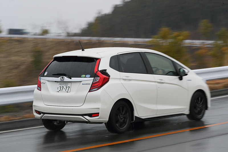 外周路を走るフィット Modulo仕様