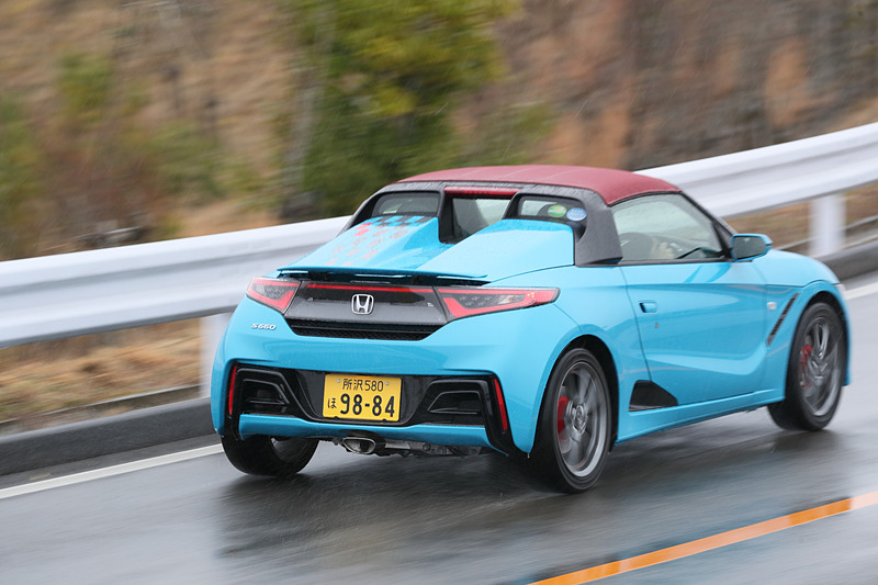 外周路を走るS660 Modulo仕様（CVT車）