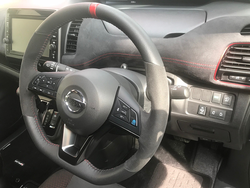 手に馴染んだセレナ NISMOのステアリングが、ラリー時代の記憶を呼び起こした。そのほかのステアリングにまつわるあれやこれやはまたの機会に……