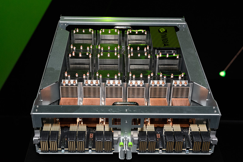 Tesla V100 32GB GPUを8基搭載するラック