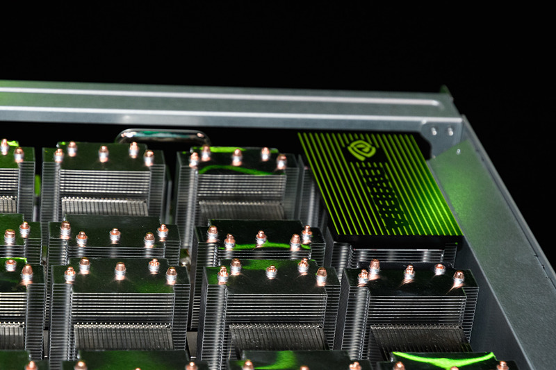 Tesla V100 32GB GPUそれぞれにヒートシンクを備える