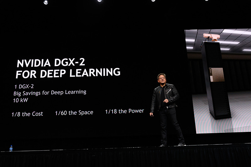 同等の性能のデュアルCPUを持つ300台のクラスターと比べ、コストは1/8、場所は1/60、消費電力は1/18