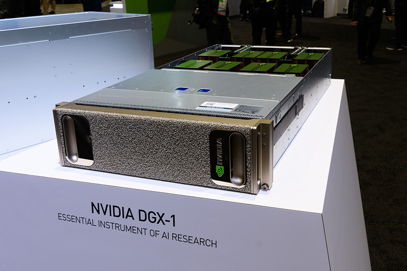 DGX-2と同時に展示されていたDGX-1。以前は巨大に見えたが、DGX-2を見た後ではコンパクトにすら思えてしまうのが不思議