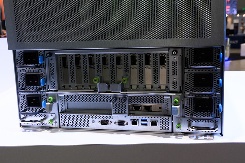 背面下部のスロットまわり。6基の電源があることが分かる