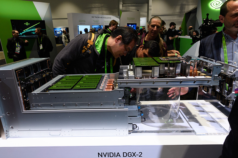 DGX-2のコンストラクション。左が前面。上段のラックを後方へスライドさせている