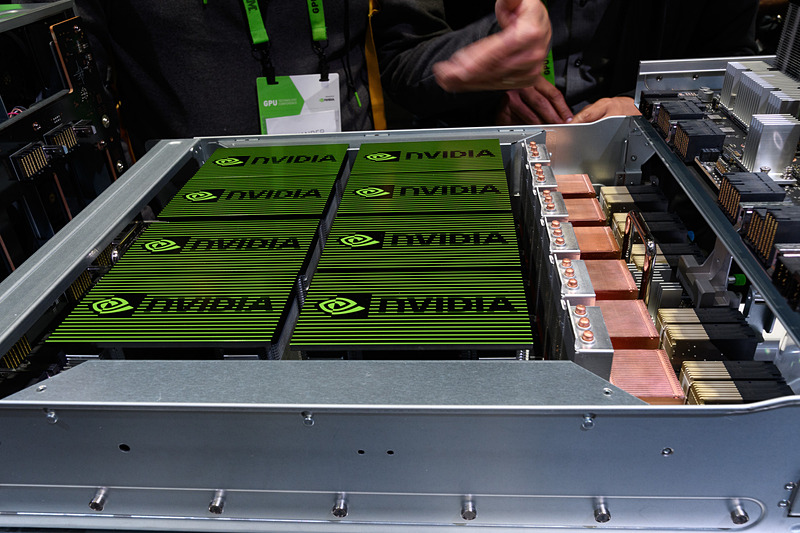 ラック内には8基のGPUが収まる