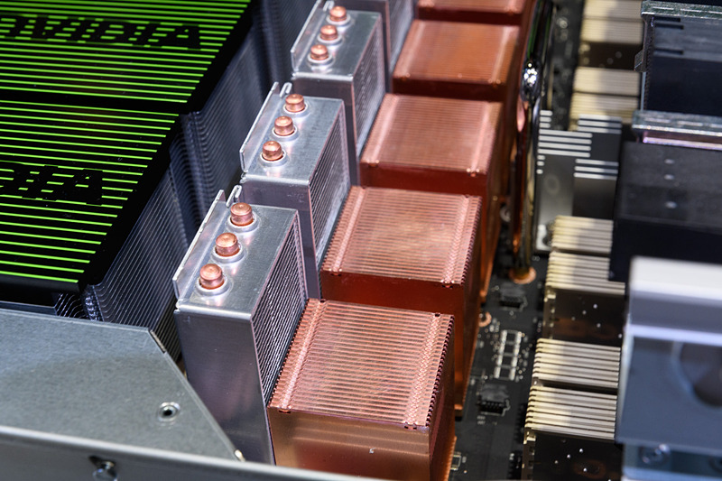 こちらは後方側。銅製のヒートシンクが装着されている