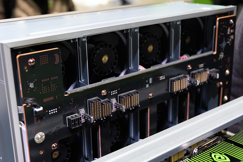 こちらは前方。多数のファンが収まる