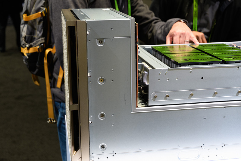 左が前面。ケースとの間に隙間があり、ここから風を取り入れている