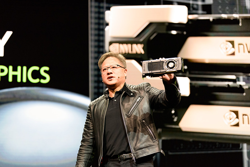 Quadro GV100を高く掲げるジェンスン・フアン CEO