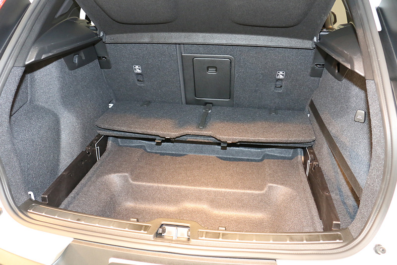 フロアパネル下にサブトランクが設定され、取り外したトノボードを収納できるようになっている