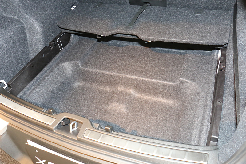 フロアパネル下にサブトランクが設定され、取り外したトノボードを収納できるようになっている