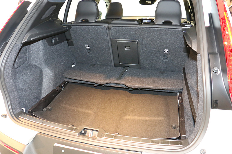 フロアパネル下にサブトランクが設定され、取り外したトノボードを収納できるようになっている